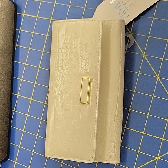 Time and Tru Cream Clutch Organizer Wallet Brand New - Picture 1 of 6